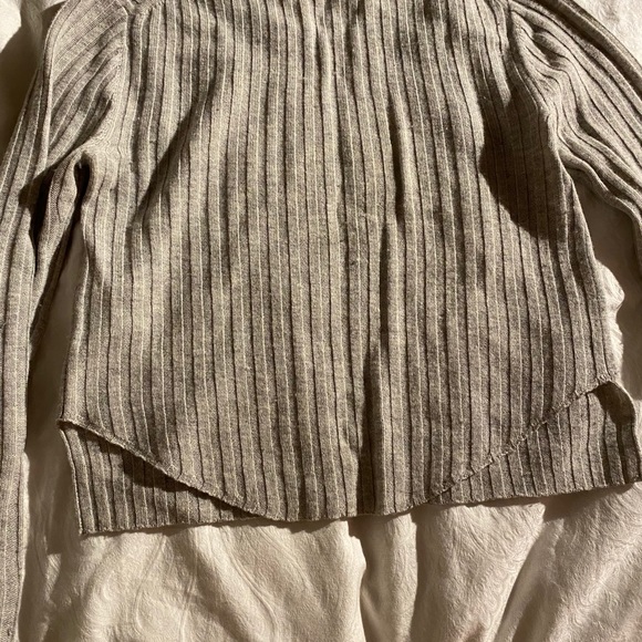 Aritzia grey cropped long sleeve sweater - Picture 3 of 3
